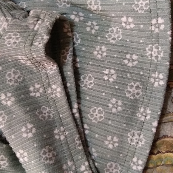 Pretty Floral Print Tee by Love Wins, size Medium - Picture 6 of 6